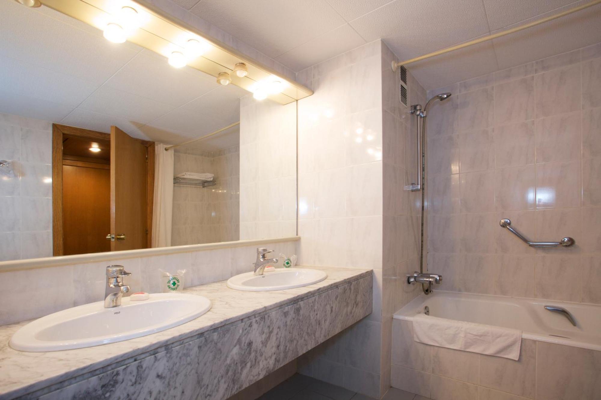 Habitación Doble - 2 camas con sofá cama (2 adultos + 2 niños)